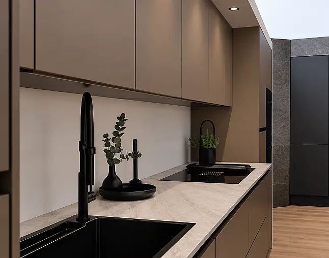 TOP-MIELE-GERÄTEAUSSTATTUNG mit Backofen, Dampfbackofen und Kaffeevollautomat! berbel Muldenlüfter mit permalyt-Filter &amp; Induktionskochfeld! Komfortabel höher platzierter Geschirrspüler! Weinklimaschrank &amp; großer Kühlschrank mit 4-Sterne-Gefrierfach!