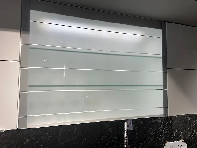 Moderne  Lackierte Hochglanz Küche mit Naturstein-Arbeitsplatte