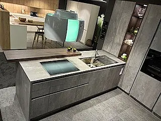 moderne L-Küche in Betonoptik grifflos