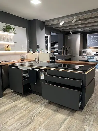 Leicht Musterküche Contino Solid in carbongrau