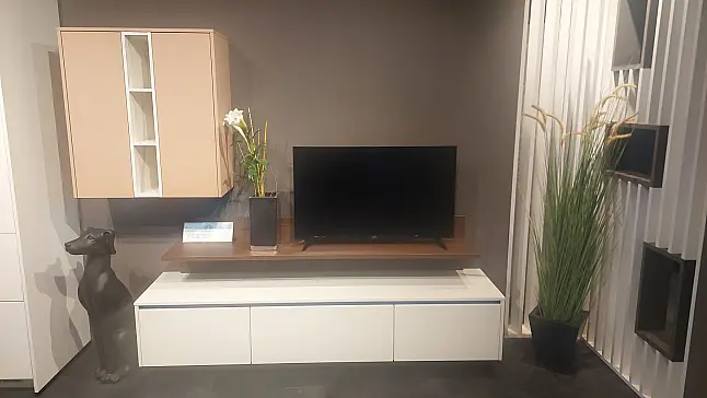 Elegante weiße Küche mit Keramik-Arbeitsplatte in Marmoroptik
