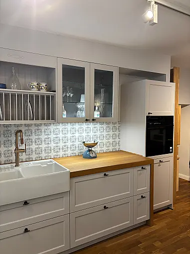 Landhausküche Esche massivholz Rahmenfront lackiert. Eiche massivholz Arbeitsplatte 6 cm stark und 75 cm tief .Die Unterschrankauszüge sind 71 cm tief. Villeroy&amp;Boch Keramik 90 cm breiter Spülstein.