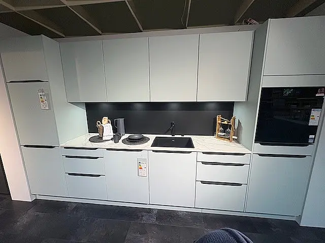 Moderne Küchenzeile mit Kochinsel