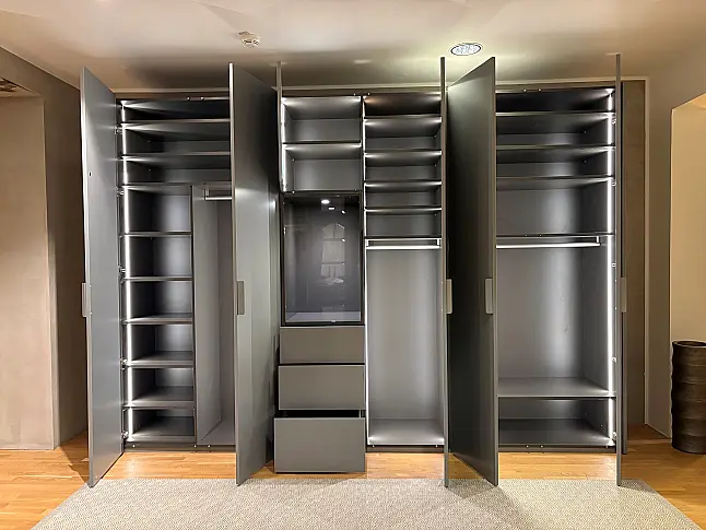 Garderobenschrank / LED Beleuchtung / B: 347 cm  H: 248 cm