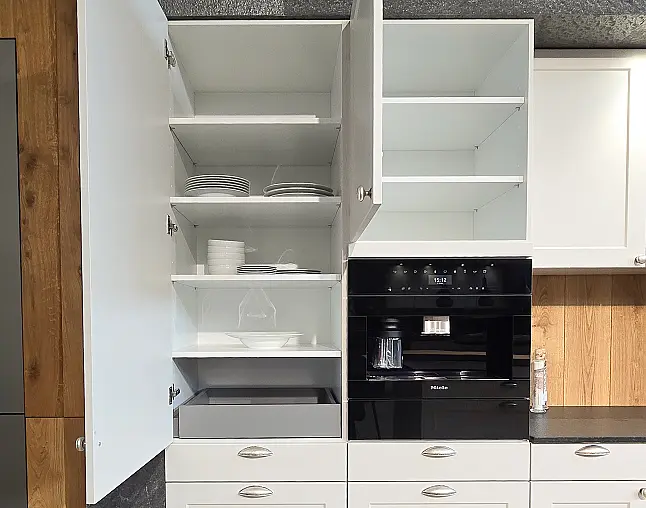 AUCH DIE GERÄTEAUSSTATTUNG IST TRAUMHAFT: Top Kombidampfbackofen, Einbau-Kaffeeautomat, Wärmeschublade, NoFrost-Gefrierer, 2-Zonen-Weinkühler, berbel Performance-Muldenlüfter mit permalyt-Filter. FLEXIBEL AUFSTELLBAR! Upgrade Blanco-Wassersystem möglich!