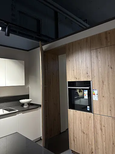 Elegante Küche mit Kochinsel, hochwertiger Quarzkomposit Arbeitsplatte + Zugangstür zu HWR