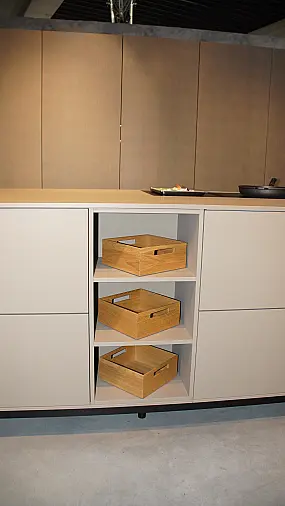 Moderne Ausstellungsküche von next125 mit Kochinsel in Saharabeige und Pocketsystem