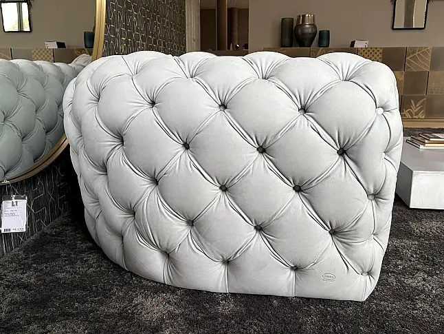 Clubsofa mit tiefer Knopfhefting Nubukleder