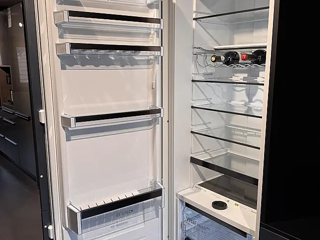 Blaue Küche mit Glas Arbeitsplatte und modernem Design