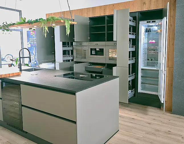 Miele Combi-Dampfgarer m. HydroClean + Backofen m. Kernthermometer, Klimagaren &amp; Pyrolyse + Kaffeeautomat + Wärmeschublade + Gefrierer + XL-Kühlschrank m. Frischschubladen + Geschirrspüler. berbel Muldenlüfter m. Indukt. &amp; permalyt. 2Zonen-Weinkühlschrank
