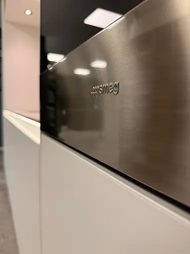 / Nobilia - Smartglas Alpinweiß trifft Edelstahl &amp; Echtholz-Design in Rillenoptik