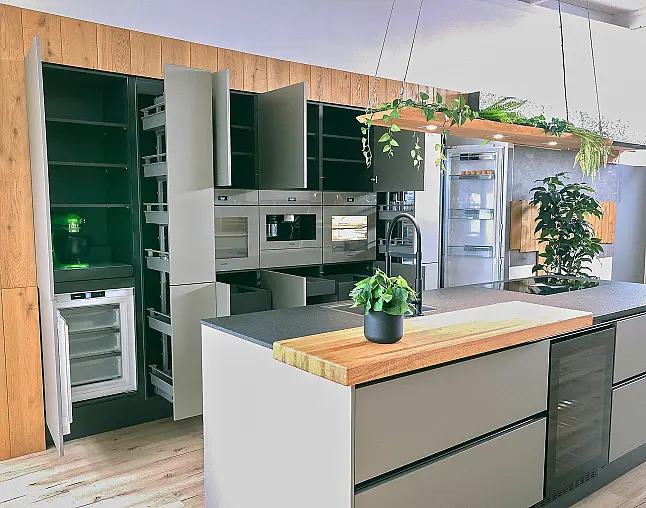 Miele Combi-Dampfgarer m. HydroClean + Backofen m. Kernthermometer, Klimagaren &amp; Pyrolyse + Kaffeeautomat + Wärmeschublade + Gefrierer + XL-Kühlschrank m. Frischschubladen + Geschirrspüler. berbel Muldenlüfter m. Indukt. &amp; permalyt. 2Zonen-Weinkühlschrank
