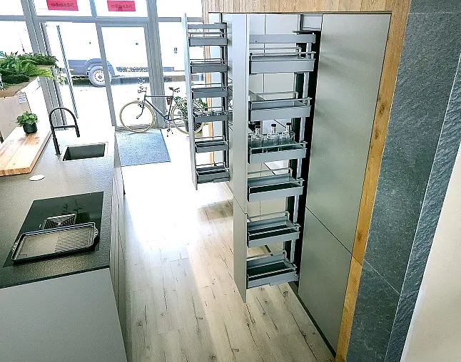 Miele Combi-Dampfgarer m. HydroClean + Backofen m. Kernthermometer, Klimagaren &amp; Pyrolyse + Kaffeeautomat + Wärmeschublade + Gefrierer + XL-Kühlschrank m. Frischschubladen + Geschirrspüler. berbel Muldenlüfter m. Indukt. &amp; permalyt. 2Zonen-Weinkühlschrank