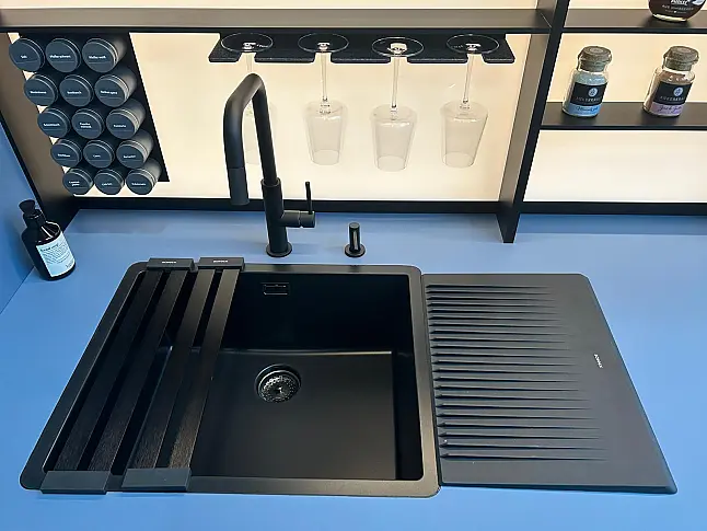 nx510 Azurblau Samtmattlack mit Neff Geräten und SensiQ Arbeitsfläche