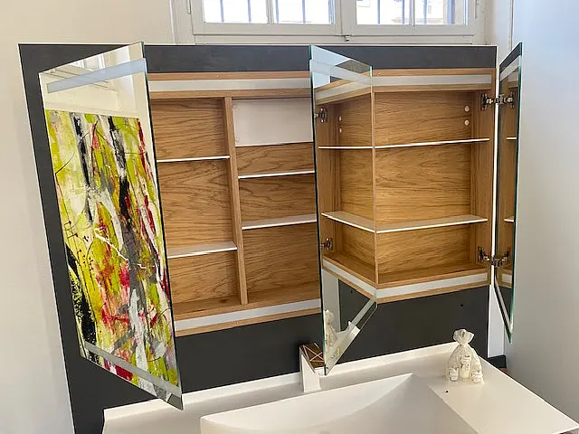 Corian Badunterschrank mit Spiegelschrank