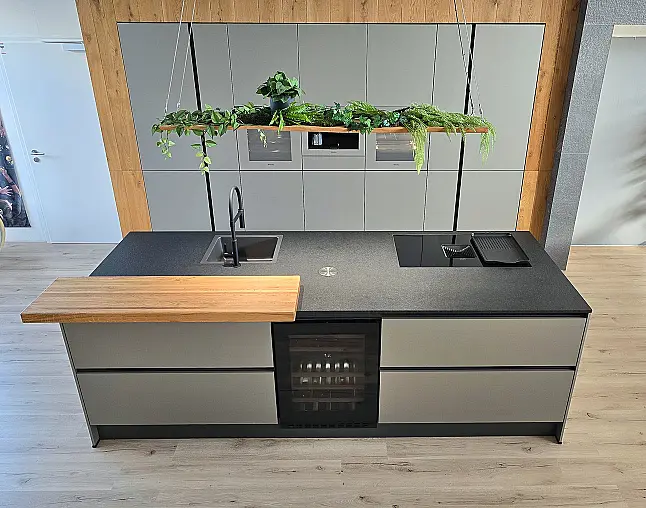 Miele Combi-Dampfgarer m. HydroClean + Backofen m. Kernthermometer, Klimagaren &amp; Pyrolyse + Kaffeeautomat + Wärmeschublade + Gefrierer + XL-Kühlschrank m. Frischschubladen + Geschirrspüler. berbel Muldenlüfter m. Indukt. &amp; permalyt. 2Zonen-Weinkühlschrank