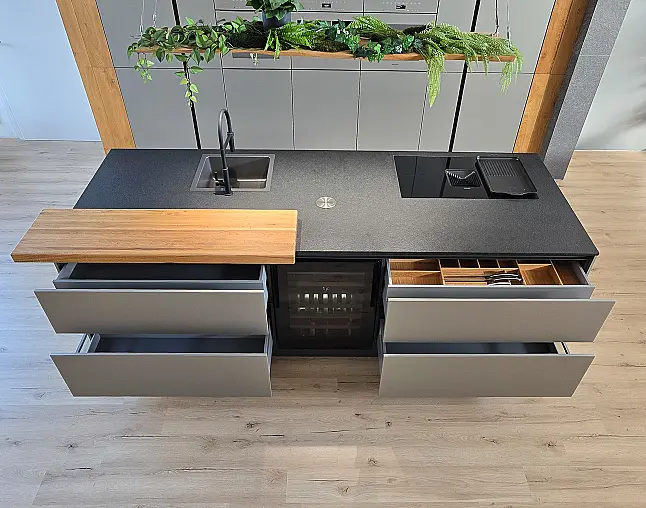 Miele Combi-Dampfgarer m. HydroClean + Backofen m. Kernthermometer, Klimagaren &amp; Pyrolyse + Kaffeeautomat + Wärmeschublade + Gefrierer + XL-Kühlschrank m. Frischschubladen + Geschirrspüler. berbel Muldenlüfter m. Indukt. &amp; permalyt. 2Zonen-Weinkühlschrank