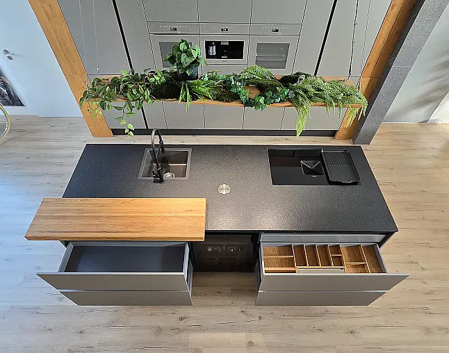 Miele Combi-Dampfgarer m. HydroClean + Backofen m. Kernthermometer, Klimagaren &amp; Pyrolyse + Kaffeeautomat + Wärmeschublade + Gefrierer + XL-Kühlschrank m. Frischschubladen + Geschirrspüler. berbel Muldenlüfter m. Indukt. &amp; permalyt. 2Zonen-Weinkühlschrank