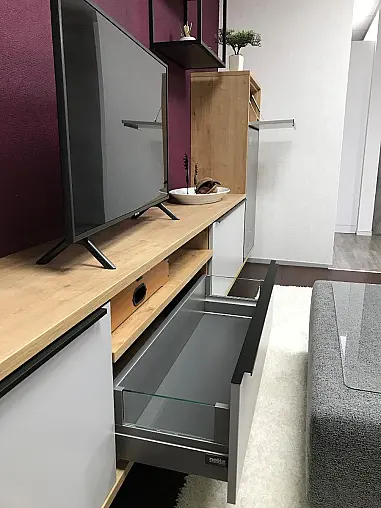 Geschmackvolle Wohnwand mit modernen Akzenten