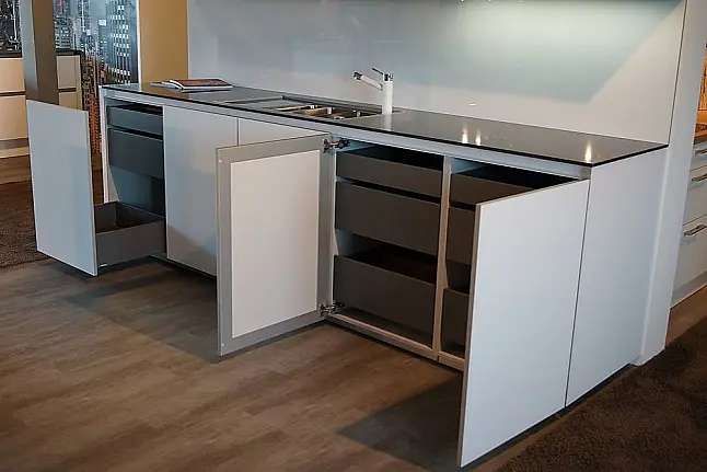 Next Inselküche mit Glasfront und Pocketsystem; BORA / Miele E-Geräten; Quarzsteinplatte