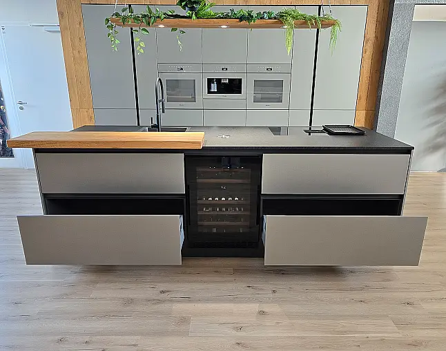 Miele Combi-Dampfgarer m. HydroClean + Backofen m. Kernthermometer, Klimagaren &amp; Pyrolyse + Kaffeeautomat + Wärmeschublade + Gefrierer + XL-Kühlschrank m. Frischschubladen + Geschirrspüler. berbel Muldenlüfter m. Indukt. &amp; permalyt. 2Zonen-Weinkühlschrank
