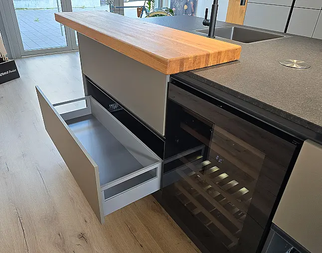 Miele Combi-Dampfgarer m. HydroClean + Backofen m. Kernthermometer, Klimagaren &amp; Pyrolyse + Kaffeeautomat + Wärmeschublade + Gefrierer + XL-Kühlschrank m. Frischschubladen + Geschirrspüler. berbel Muldenlüfter m. Indukt. &amp; permalyt. 2Zonen-Weinkühlschrank