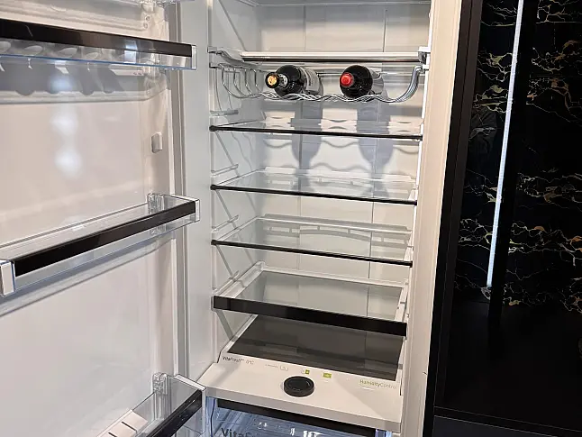 Blaue Küche mit Glas Arbeitsplatte und modernem Design