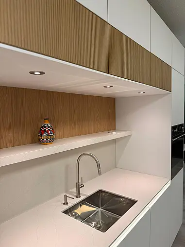 / Nobilia - Smartglas Alpinweiß trifft Edelstahl &amp; Echtholz-Design in Rillenoptik