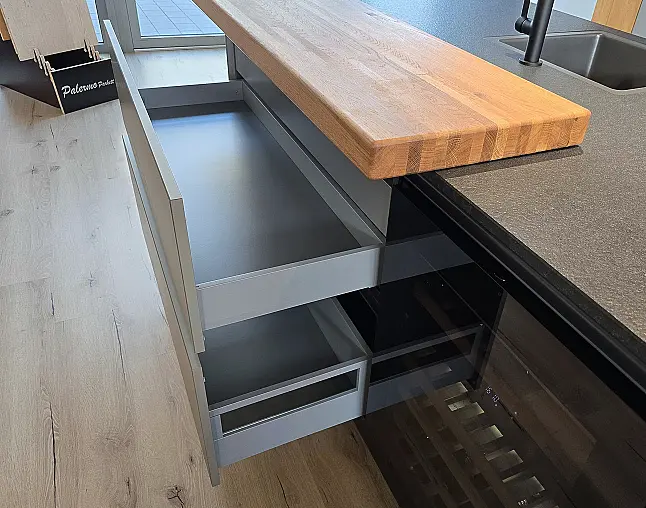 Miele Combi-Dampfgarer m. HydroClean + Backofen m. Kernthermometer, Klimagaren &amp; Pyrolyse + Kaffeeautomat + Wärmeschublade + Gefrierer + XL-Kühlschrank m. Frischschubladen + Geschirrspüler. berbel Muldenlüfter m. Indukt. &amp; permalyt. 2Zonen-Weinkühlschrank