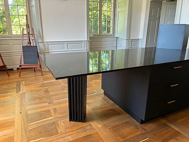 Exklusive Designzeile mit Cosentino-Arbeitsplatte | Individuell planbar