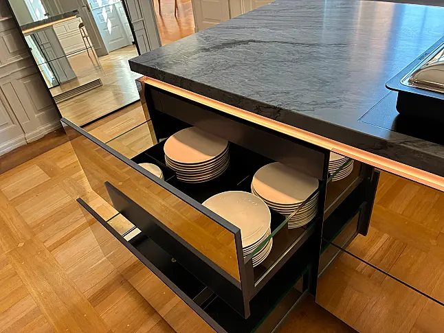 Zeile mit Insel I Designküche mit Miele-Geräten | Eiche Furnier | Premium-Ausstellung I perfekt für Altbau