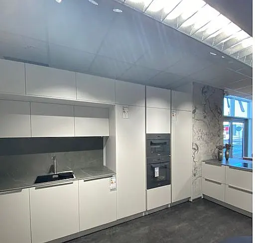 Zurückhaltende Küche in Laser Soft satin mit edler Griffleiste Metall edelstahlfarben, Backofen und Dampfgarer/W