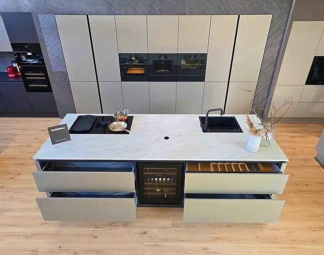 TOP-AKTUELLE HIGH-END GERÄTEAUSSTATTUNG VON GAGGENAU: Backofen mit 300°C -Backstein + separater Dampfbackofen (beide  mit Kerntemperatursensor) + Kaffeeautomat + Wärmeschublade + Vakuumierer! berbel Muldenlüfter mit Infinity-Kochfeld u. permalyt-Filter!