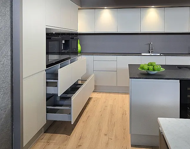 TOP GERÄTEAUSSTATTUNG! Pyrolyse-Backofen mit Kerntemperatursensor, Kombidampfgarer, Kaffeevollautomat, Wärmeschublade, berbel permalyt-Muldenlüfter mit Induktion, Kühlschrank mit Frische-Schubladen &amp; NoFrost-Gefrierer, 2-Zonen-Weinklimaschrank!