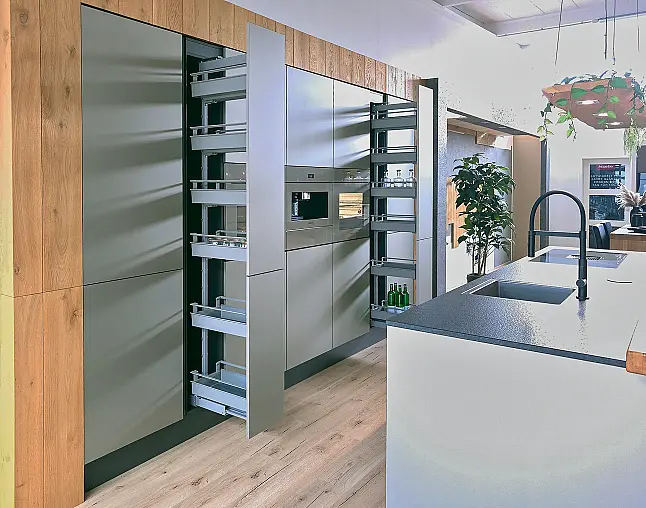 Miele Combi-Dampfgarer m. HydroClean + Backofen m. Kernthermometer, Klimagaren &amp; Pyrolyse + Kaffeeautomat + Wärmeschublade + Gefrierer + XL-Kühlschrank m. Frischschubladen + Geschirrspüler. berbel Muldenlüfter m. Indukt. &amp; permalyt. 2Zonen-Weinkühlschrank