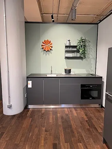 minimalistische Pantry bulthaup b3, Farbe graphit, Ausstellungsküche