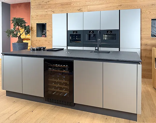 GAGGENAU-GERÄTE DER NEUESTEN GENERATION: Backofen mit Vollauszug&amp;Backstein + Kaffeevollautomat + Dampfbackofen + zwei Wärmeschubladen | Vakuumierer möglich | 2-Zonen-Weinklimaschrank und neuester berbel Muldenlüfter mit permalyt-Filter | Quooker möglich!