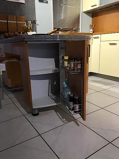Designer-Küche mit Granitplatte und viel Stauraum