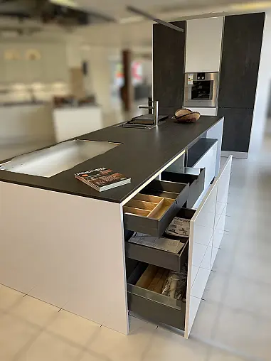 moderne Küche mit Insel und Hochschrankzeile in weiß