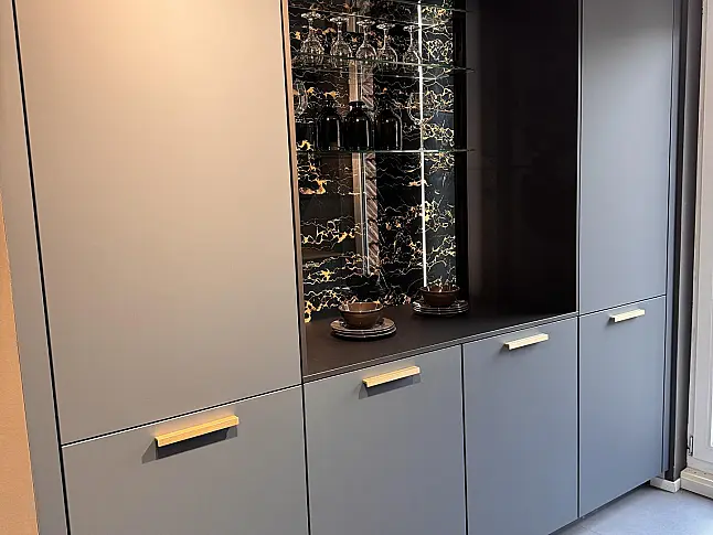 Blaue Küche mit Glas Arbeitsplatte und modernem Design