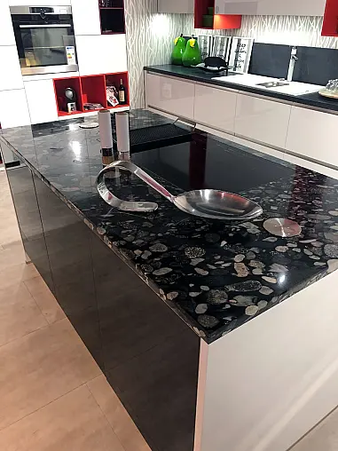 Inselküche Weiß Hochglanz exklusive Ausstattung mit Berbel Skyline Edge Deckenlifthaube