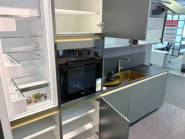 Moderne Küche in Mineralgrün mit hochwertiger Ceramic Arbeitsplatte