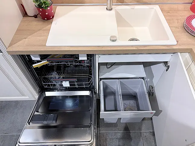 Hochwertige Landhausküche in Magnolia gewischt