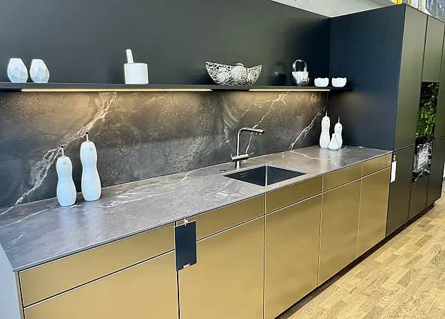Hochwertige Design-Küche mit Echtholzfurnier und Bronze-Akzenten