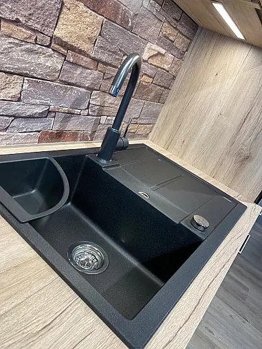 Abverkaufsküche Nobilia Touch Lacklaminat schwarz und Riva San Remo