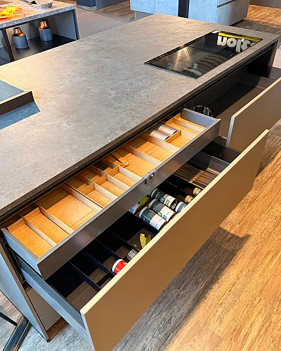 Bauformat Musterküche – Moderne Designküche mit Kochinsel und Premium-Ausstattung