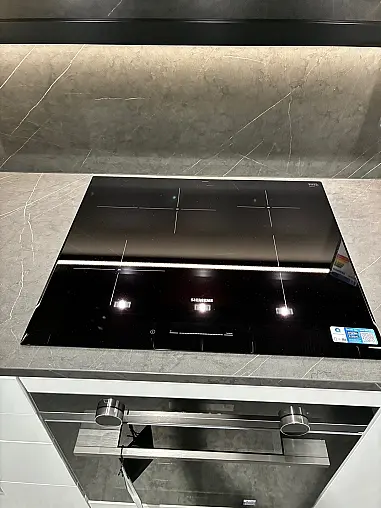 moderne kristallweiß Hochglanz Lack U-Küche mit beleuchtetem Vitrinenschrank und Holzverkleidung Nussbaum
