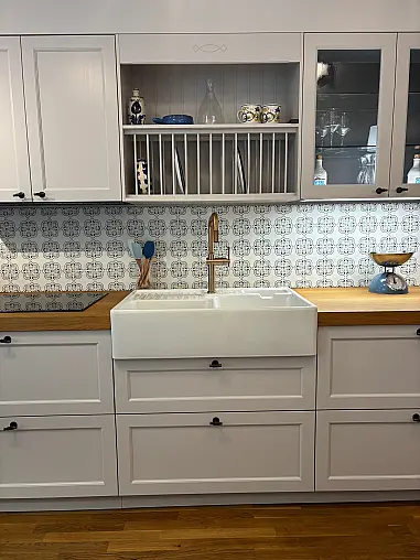 Landhausküche Esche massivholz Rahmenfront lackiert. Eiche massivholz Arbeitsplatte 6 cm stark und 75 cm tief .Die Unterschrankauszüge sind 71 cm tief. Villeroy&amp;Boch Keramik 90 cm breiter Spülstein.