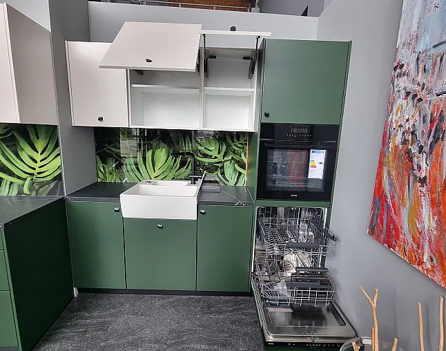 „Moderne 2-zeilige Einbauküche in Waldgrün mit Keramik-Arbeitsplatte“