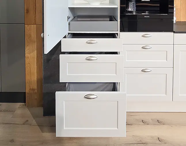 AUCH DIE GERÄTEAUSSTATTUNG IST TRAUMHAFT: Top Kombidampfbackofen, Einbau-Kaffeeautomat, Wärmeschublade, NoFrost-Gefrierer, 2-Zonen-Weinkühler, berbel Performance-Muldenlüfter mit permalyt-Filter. FLEXIBEL AUFSTELLBAR! Upgrade Blanco-Wassersystem möglich!